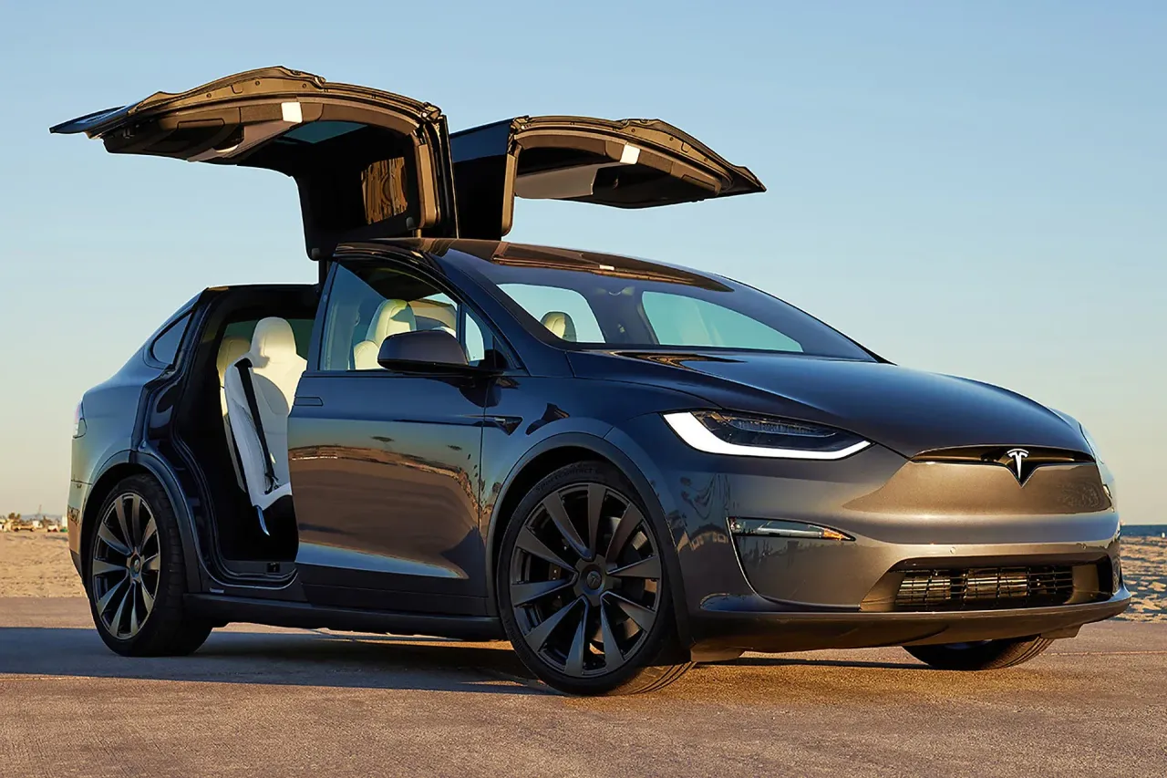 Арендовать Tesla Model X Plaid в Севилье