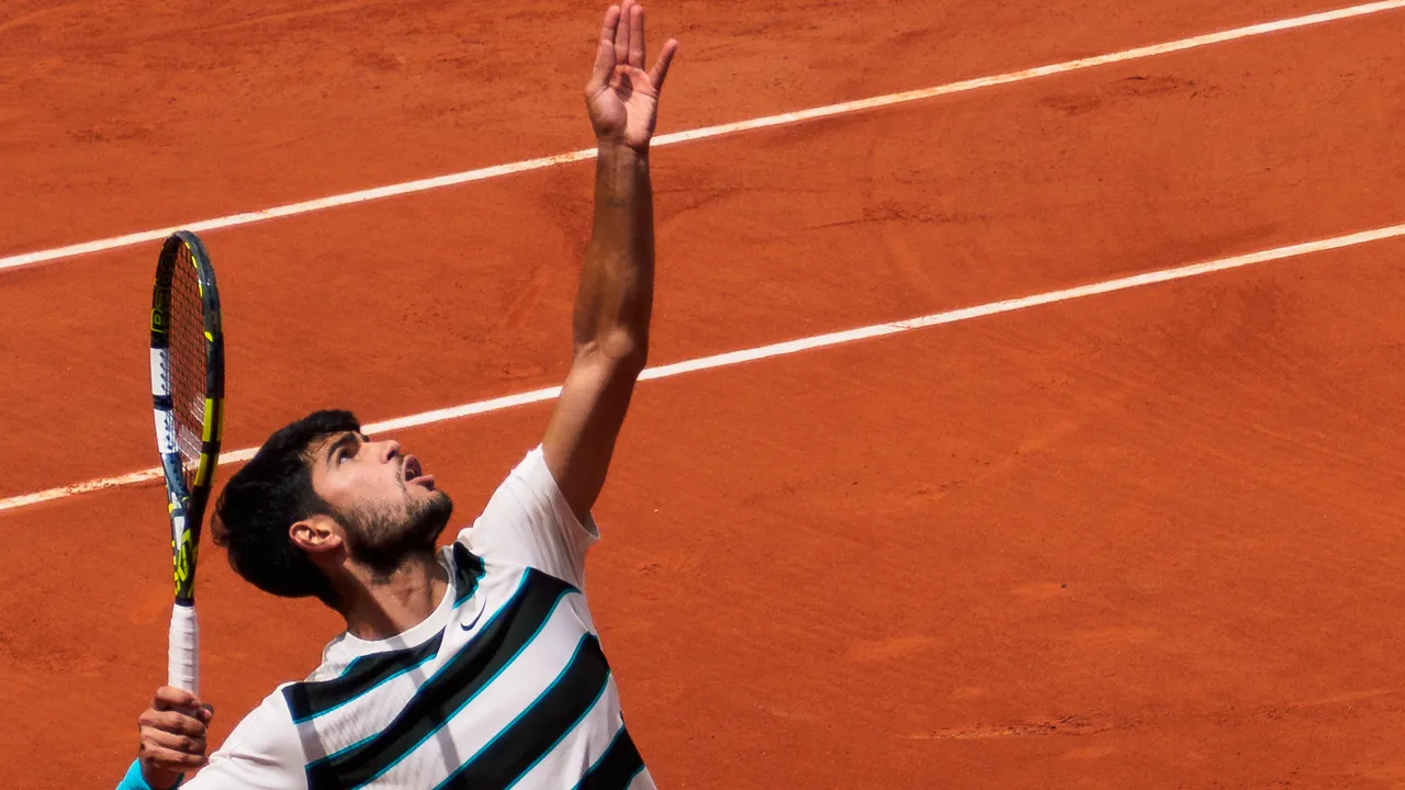 Carlos Alcaraz Roland Garros 2025 serving (cropped)