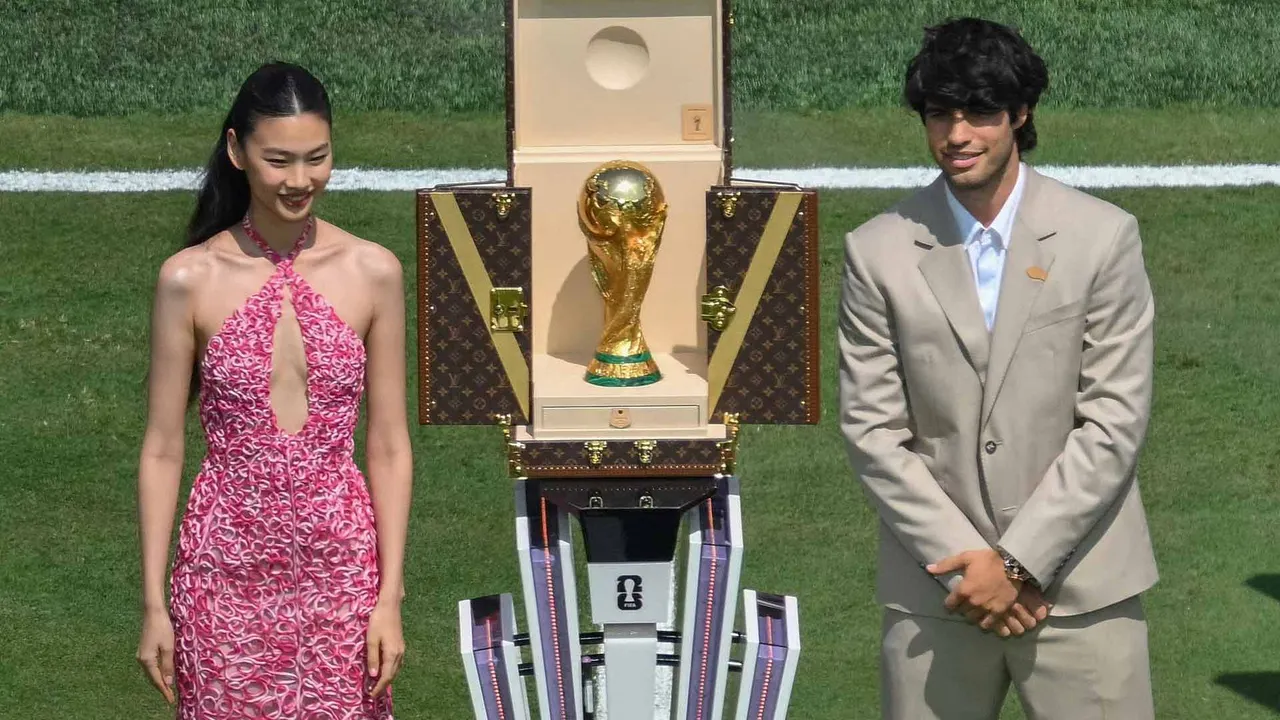 alcaraz-world-cup-final-trophy-2026.jpg